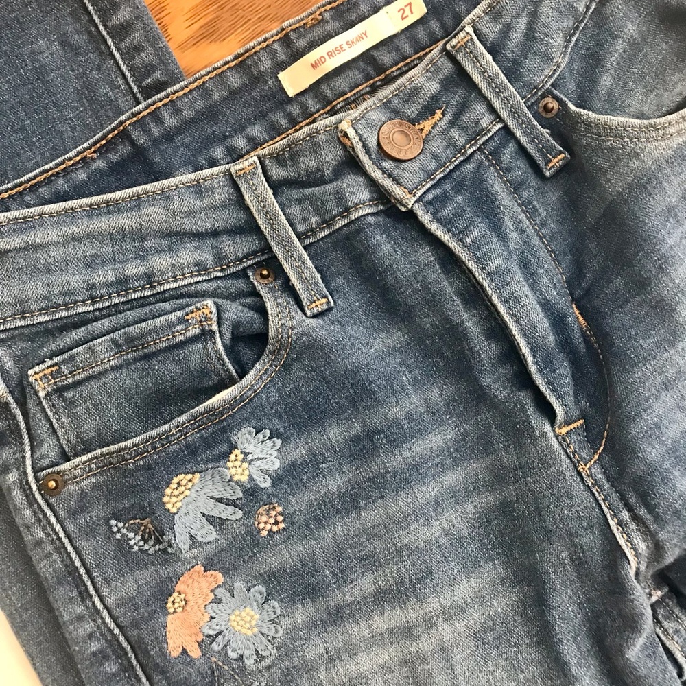 Levi’s mid rise skinny jeans, embroidery detail, size 4 Tall, EUC. *Final Price*